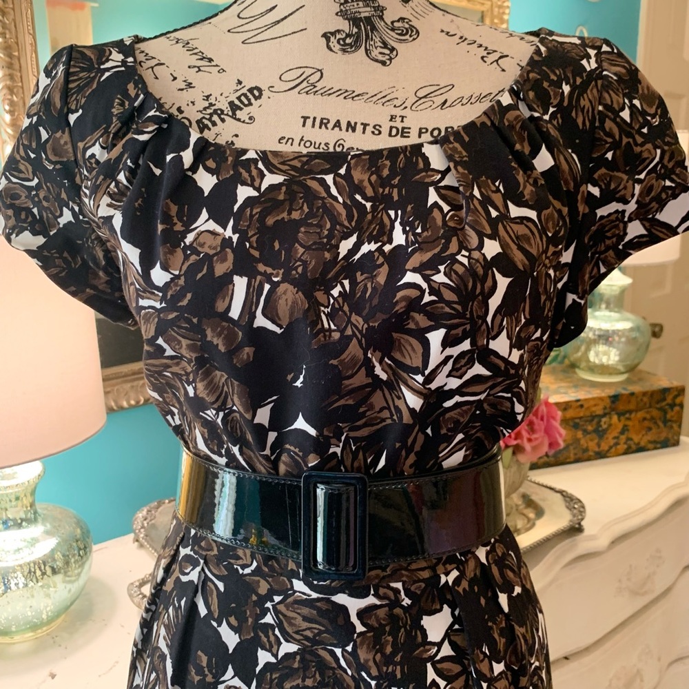 Talbots Petite Brown, Black, White Floral Shortsleeved Dress W/ Wide Black Belt